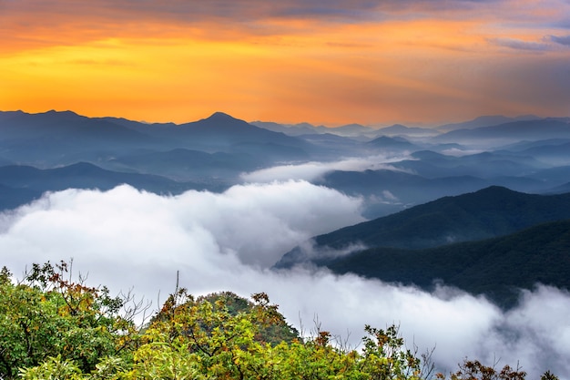 As montanhas de Seoraksan estão cobertas pela névoa matinal e o nascer do sol em Seul, na Coreia