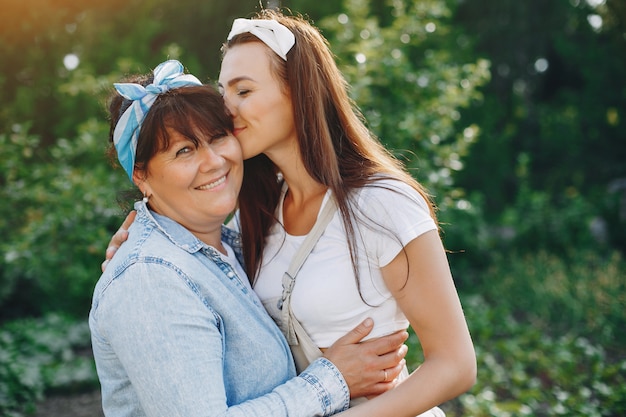 As mulheres bonitas trabalham em um jardim