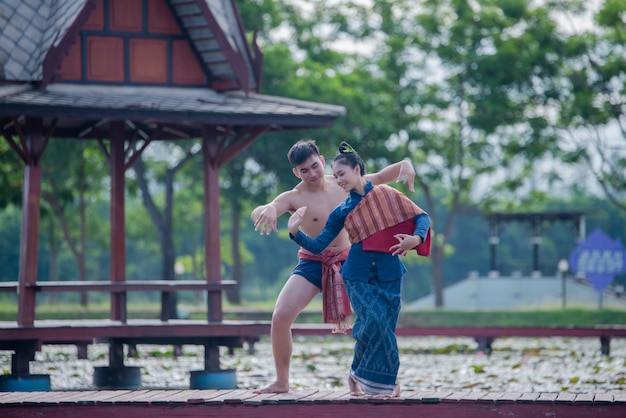 Foto grátis as mulheres da tailândia e o homem em traje nacional dança tailandesa