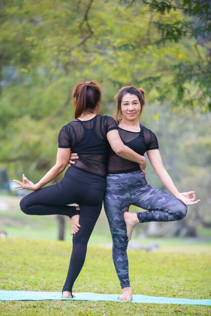 As mulheres estão jogando yoga na academia. exercício.