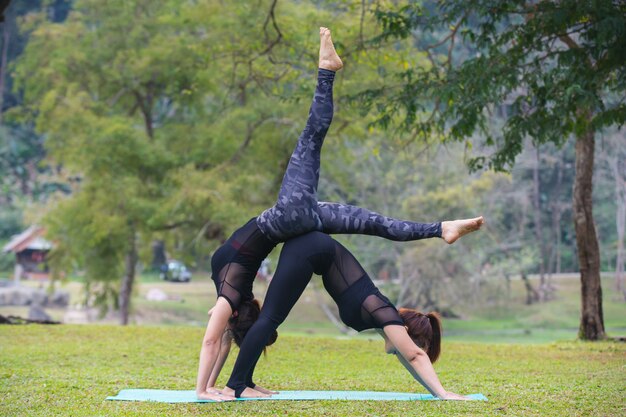 As mulheres estão jogando yoga na academia. Exercício.