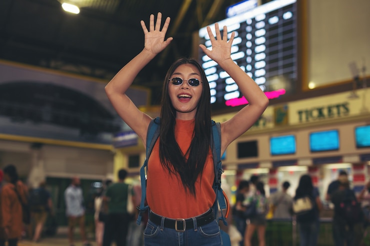 Foto grátis as mulheres gostam de viajar no mapa para a estação de trem.