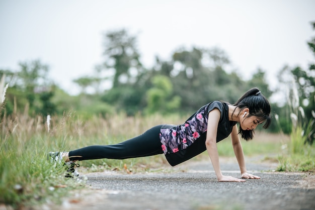 As mulheres se aquecem antes e após o exercício.