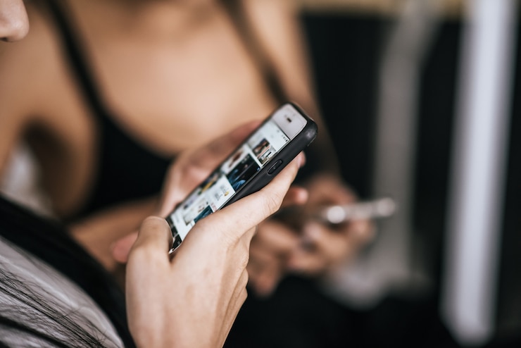 Foto grátis as mulheres tocam e conversando com telefone inteligente