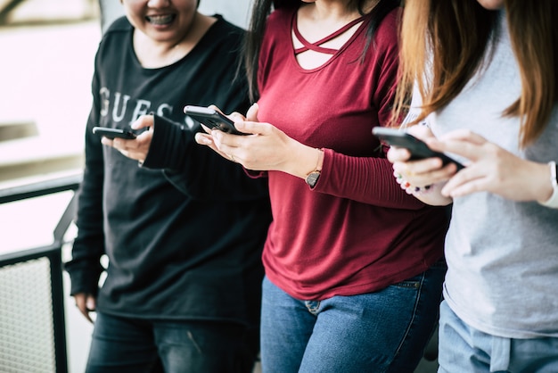 Foto grátis as mulheres tocam e conversando com telefone inteligente