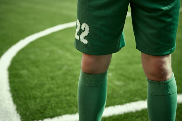 Foto grátis as pernas do jogador de futebol