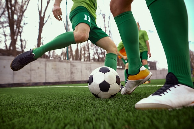 Foto grátis as pernas do jogador de futebol