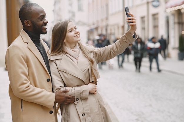 As pessoas caminham lá fora. pessoas misturadas em uma cidade. mulher usa um telefone.