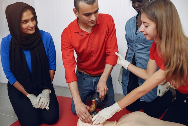 Foto grátis as pessoas estão praticando medicina