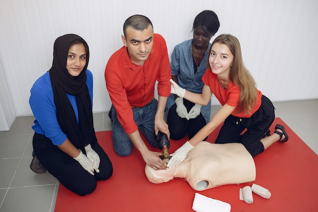 Foto grátis as pessoas estão praticando medicina