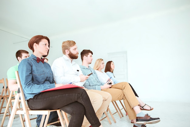 Foto grátis as pessoas na reunião de negócios na sala de conferências vazia.