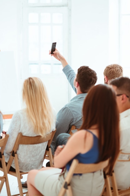 As pessoas na reunião de negócios na sala de conferências.