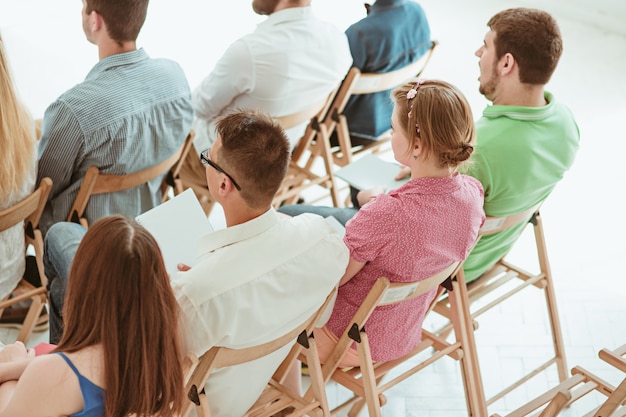 As pessoas na reunião de negócios na sala de conferências.