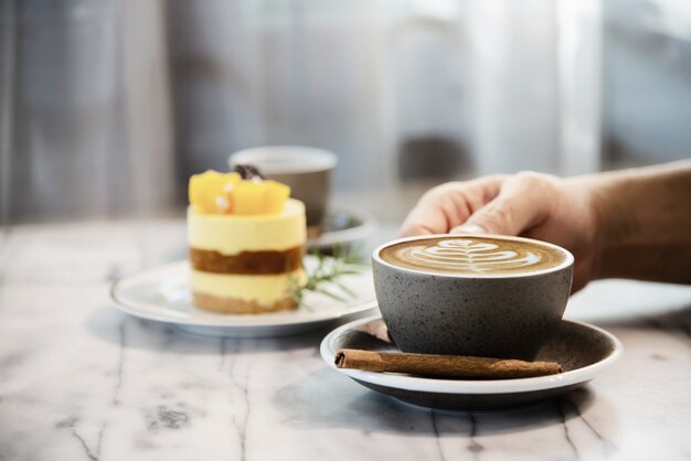 As pessoas servem belo fresco relax conjunto de xícara de café da manhã