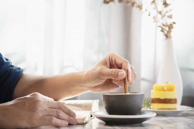 As pessoas servem belo fresco relax conjunto de xícara de café da manhã