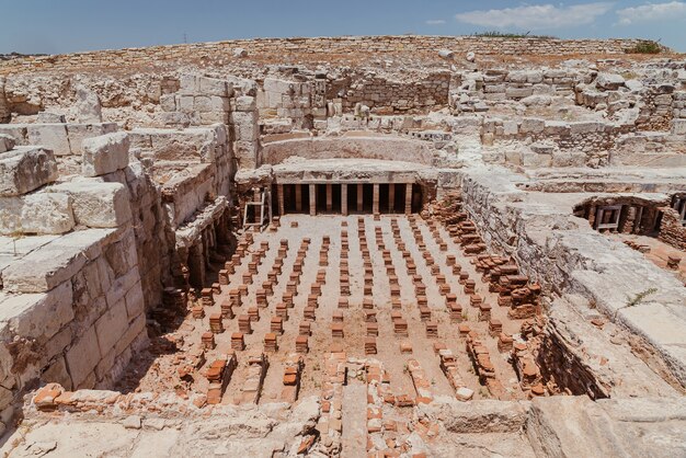 As ruínas do antigo banho termal no sítio arqueológico de Kourion, Patrimônio Mundial, perto de Limassol, Chipre.