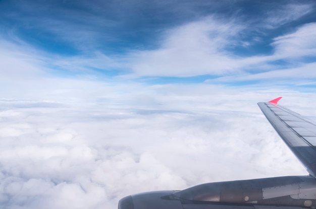 Foto grátis asa de avião no céu azul com nuvens