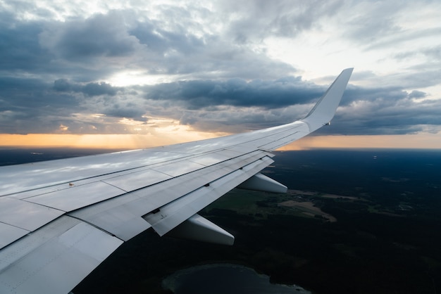 Asa do avião e nuvens da vista da janela