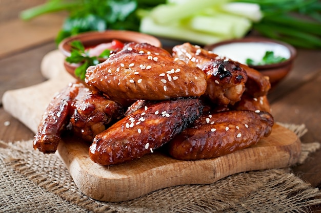 Asas de frango assadas com molho teriyaki