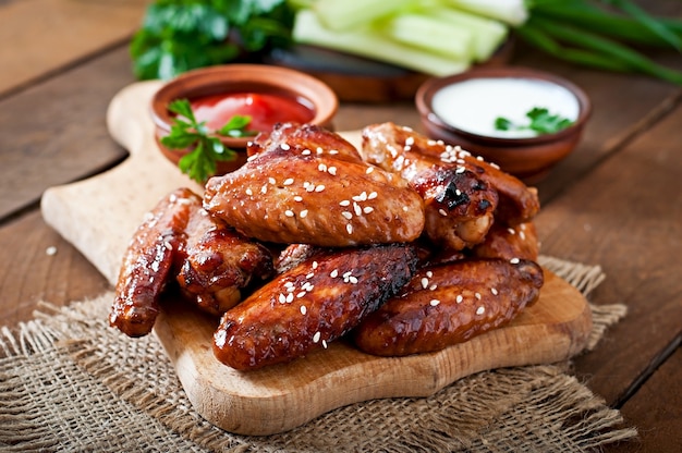 Asas de frango assadas com molho teriyaki