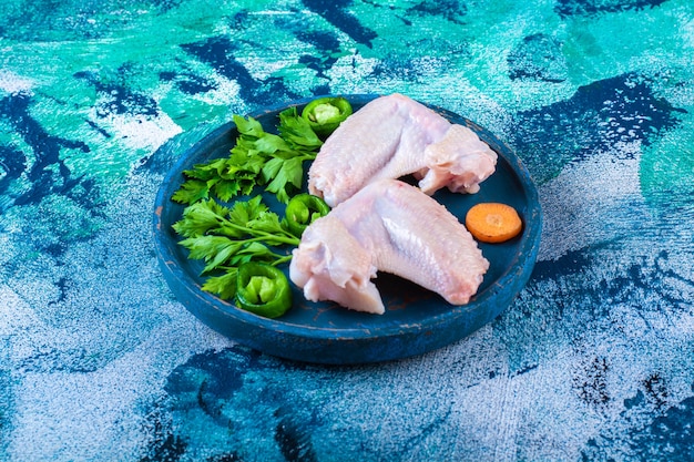 Foto grátis asas de frango cruas prontas para cozinhar