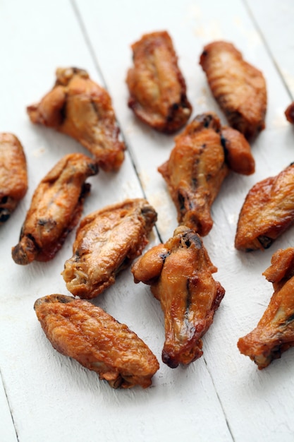 Foto grátis asas de frango grelhado em uma mesa branca