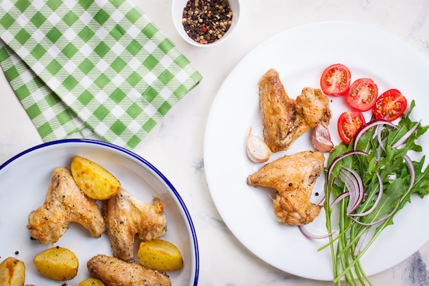 Asas de frango saborosos com tomate cereja