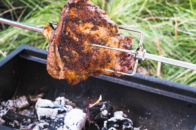 Foto grátis assado no espeto pedaço de carne na grelha