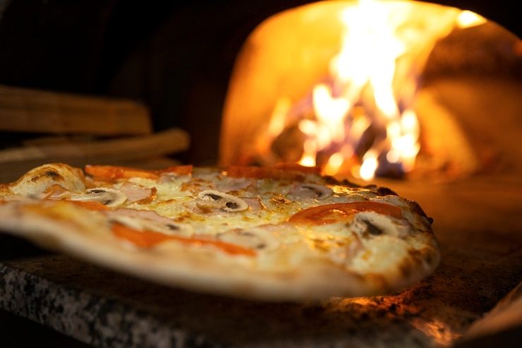 Foto grátis assando deliciosa pizza com forno a lenha