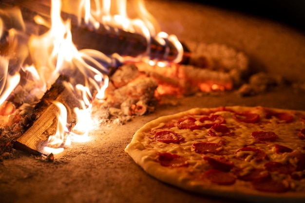 Foto grátis assando deliciosa pizza com forno a lenha