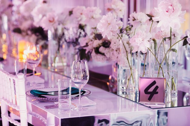 Assentos decorados para convidados do casamento