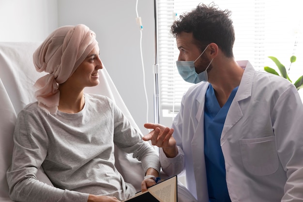 Foto grátis assistente de saúde cuidando de uma paciente