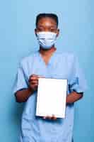 Foto grátis assistente especialista afro-americano com máscara protetora contra coronavírus