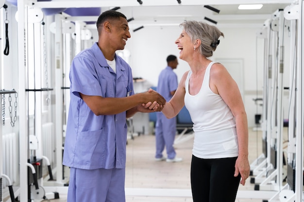 Assistente médico ajudando paciente com exercícios de fisioterapia