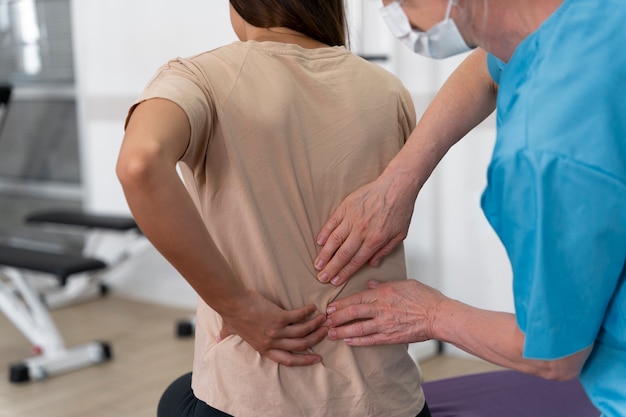 Assistente médico ajudando paciente com exercícios de fisioterapia