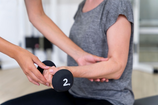 Assistente médico ajudando paciente com exercícios de fisioterapia