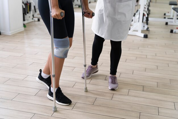 Assistente médico ajudando paciente com exercícios de fisioterapia