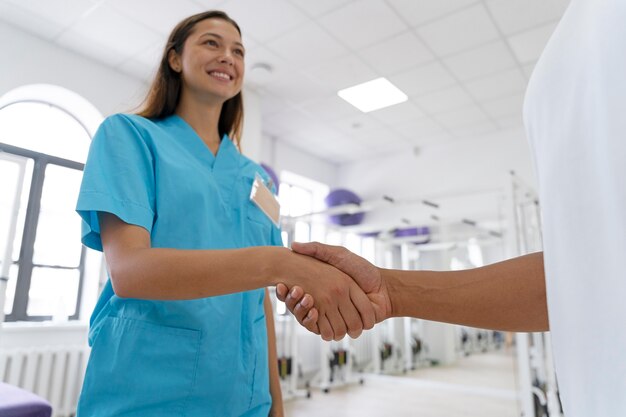 Assistente médico se preparando para exercícios de fisioterapia