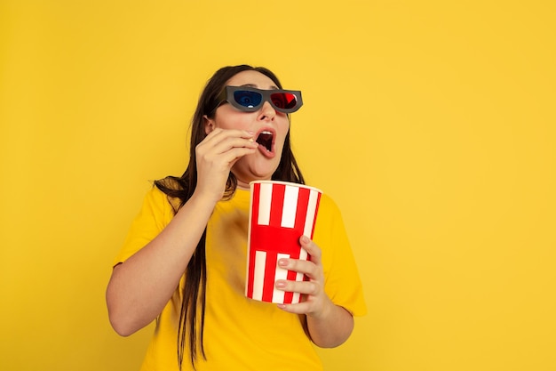 Assistir cinema com óculos 3D e pipoca