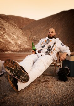 Astronauta bebendo cerveja durante uma missão espacial em um planeta desconhecido