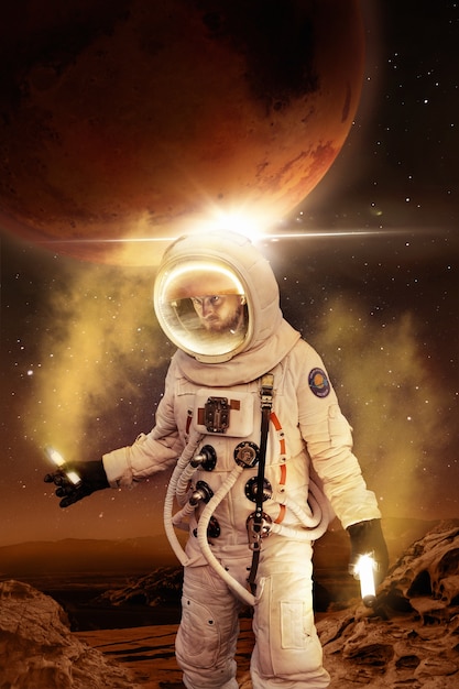 Astronauta de vista lateral com traje espacial em marte