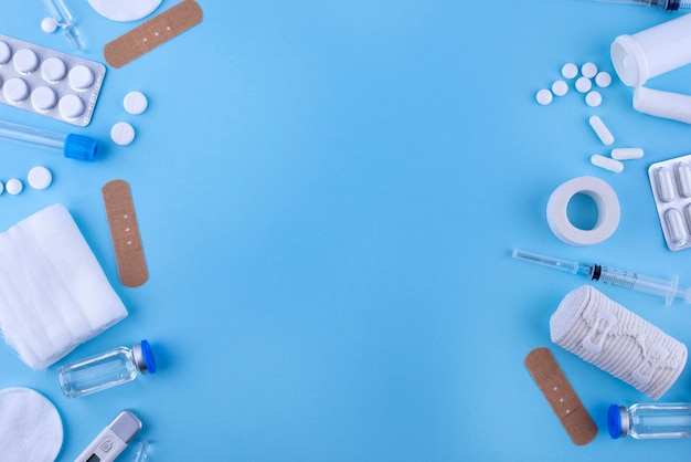 Ataduras médicas e pílulas vista superior