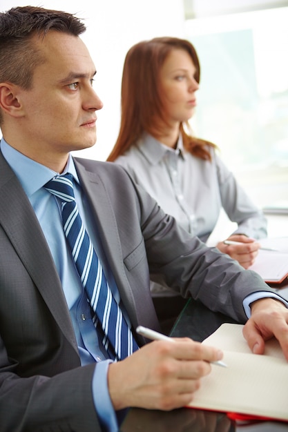 Atentos os colegas de trabalho na conferência