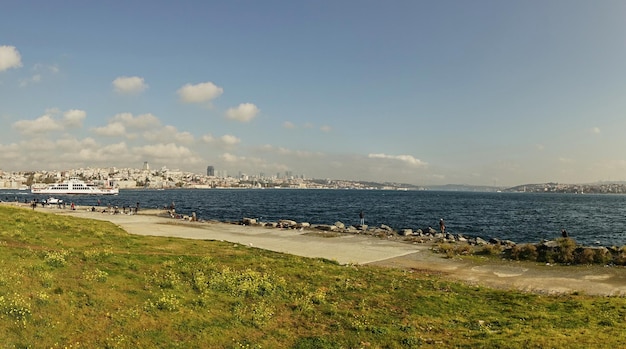 Aterro do Estreito de Bósforo em Istambul em um dia ensolaradoA cidade de Istambul está longe da Turquia