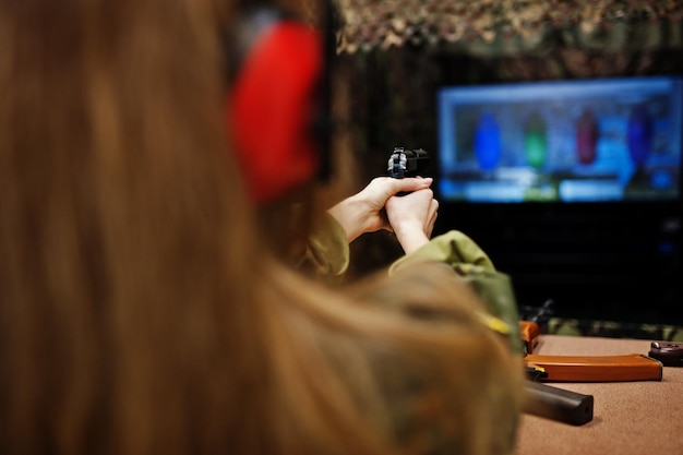 Foto grátis atirando no campo de tiroa mulher no campo de tiro atirou de arma