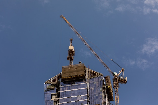 atividade de construção no centro de Dubai, Emirados Árabes Unidos. Dubai é a cidade e o emirado mais populoso dos Emirados Árabes Unidos