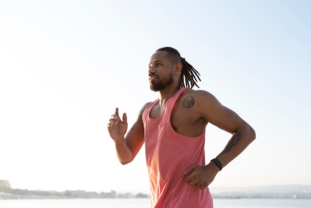 Foto grátis atleta afro-americana em roupas esportivas ao ar livre