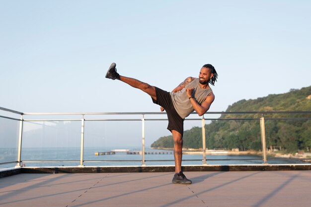 Foto grátis atleta afro-americana se exercitando ao ar livre