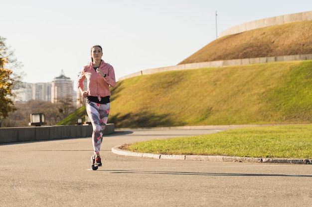 Atleta apto correndo ao ar livre