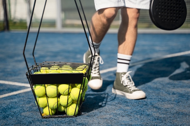 Foto grátis atleta com bolas de tênis na quadra